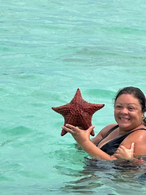 Bahamas: Swimming Pigs & Snorkeling Cruise with Lunch & Rum - Swimming with the pigs near Rose Island