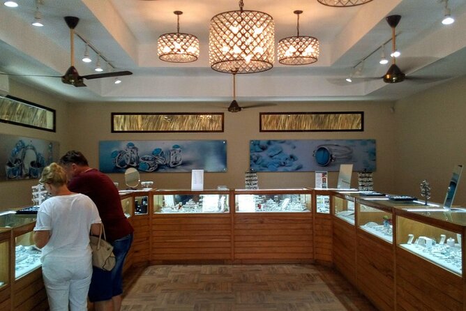 Don Lucas Cigar Factory & Store + Premium Rum Tasting (3 hours) - Rum tasting, from small samples to stronger pours