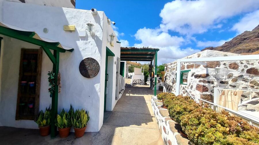 Gran Canaria: canarian rum & local cheese tasting tour - The old cellar and the Valle de Mogán setting