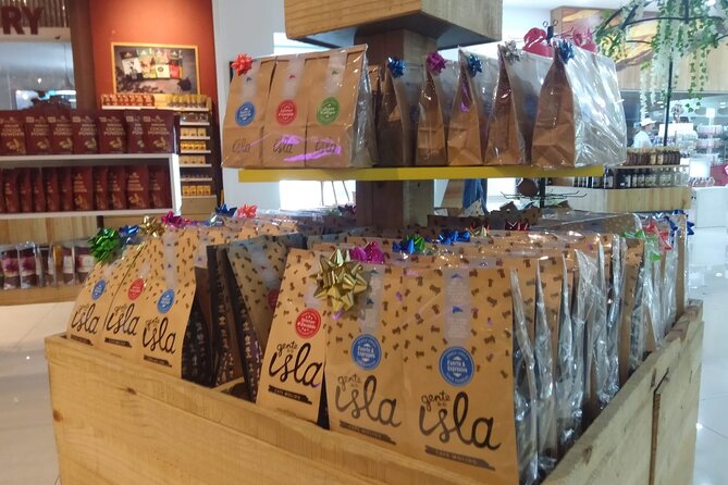 Guided Shopping Tour - Rum tasting, chocolate factory, Cigar factory - Guides, group size, and language