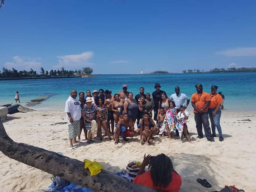 Nassau: Island Highlights Tour with Rum Tasting - Atlantis and Paradise Island from the road