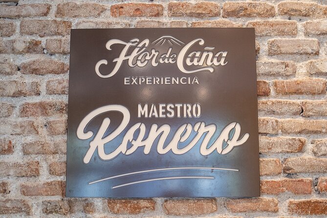 Rum Tasting: Experience of the 5 senses in Madrid - Pouring the 18-year-old rum from the barrel