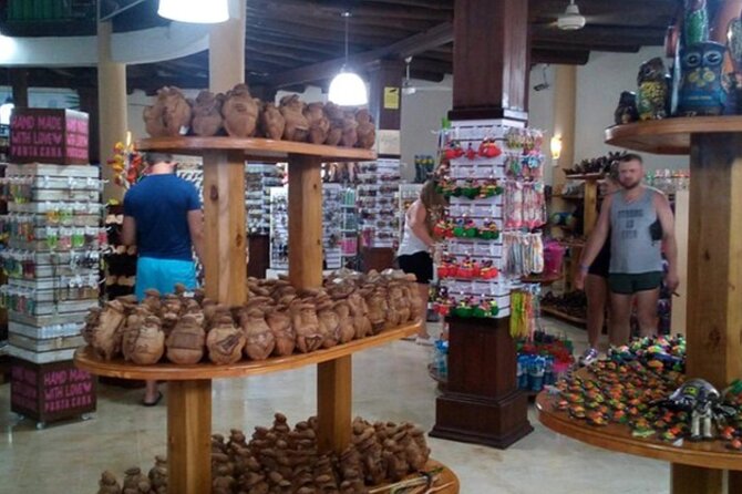 Shopping Tour In Don Lucas Cigar Factory, Rum tasting, Cocoa factory, Souvenirs - Rum Tasting in the Ron Gallery